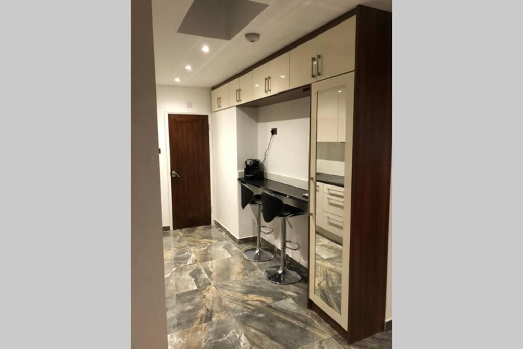 Bright, Stylish Studio Flat With Sky Sports Earley Exterior foto