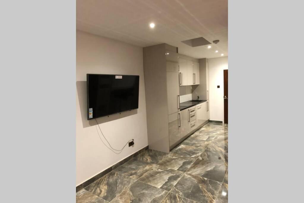 Bright, Stylish Studio Flat With Sky Sports Earley Exterior foto